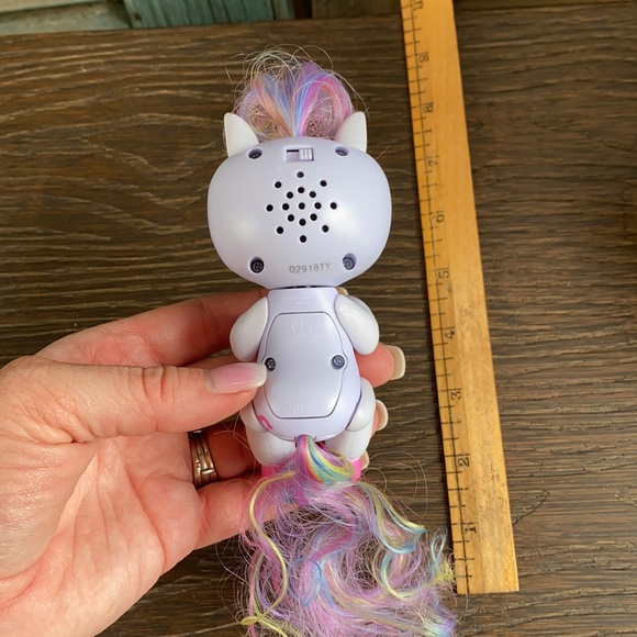 WowWee Fingerlings interactive Baby Unicorn GiGi - Picture 5 of 5